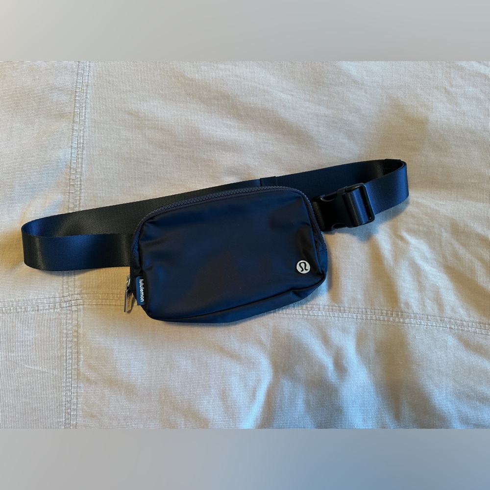 Lululemon Everywhere Belt Bag 1L (Black/Gold)